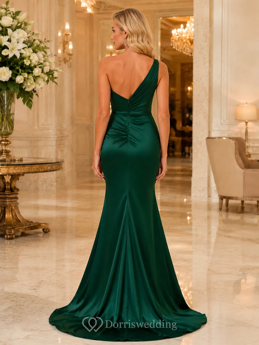 Dunkelgrünes, einseitig schulterfreies, gerafftes Meerjungfrauenkleid aus Satin mit Schlitz view 2