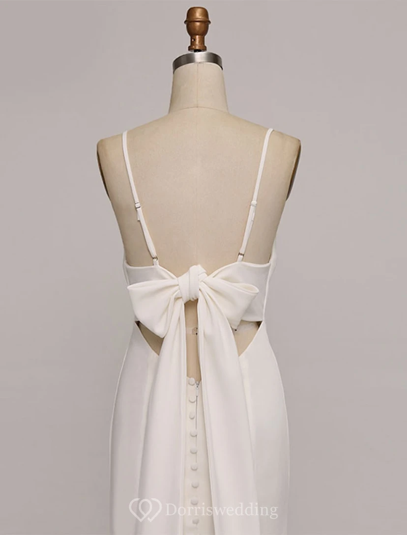 Vestido de novia minimalista de satén estilo sirena con tirantes finos. view 6