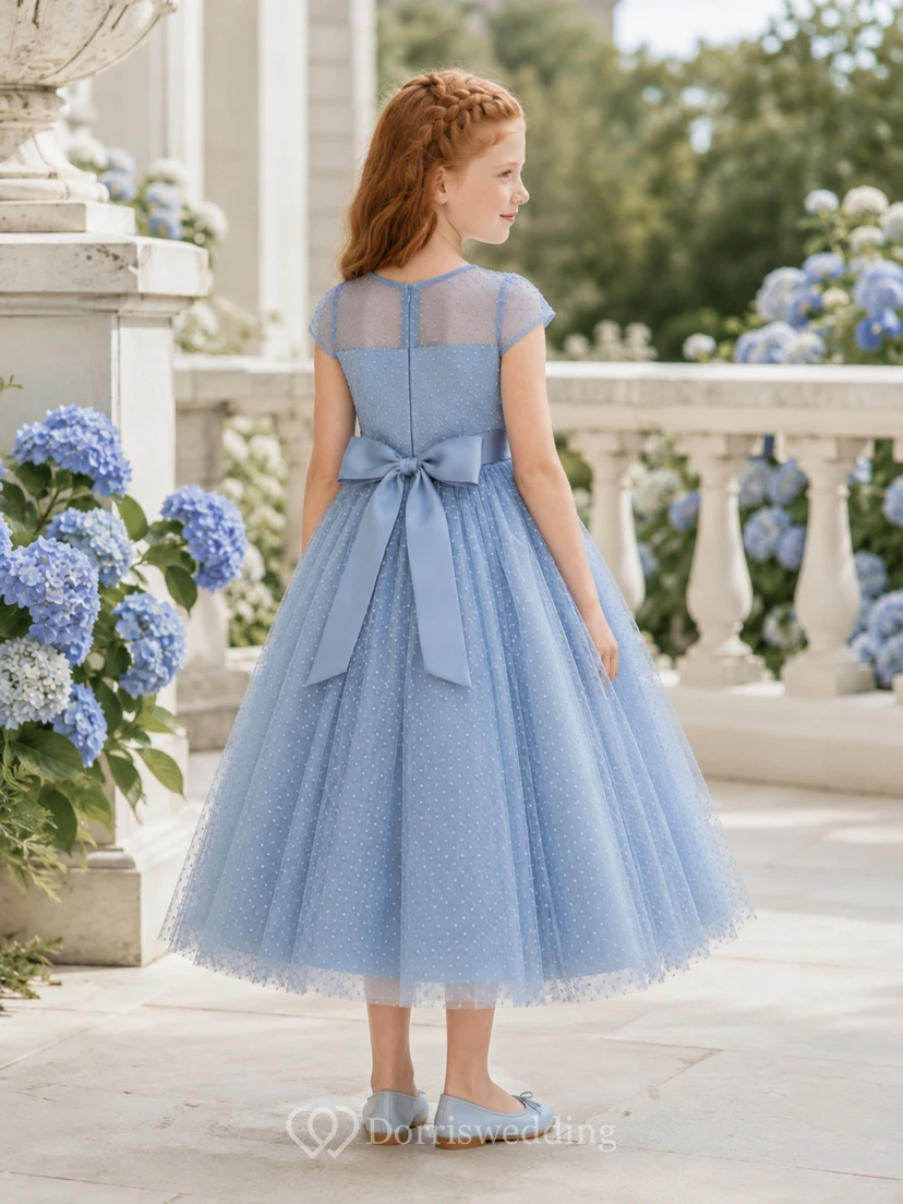 Robe de demoiselle d'honneur mi-longue en tulle bleu acier à pois suisses, col bijou, manches courtes et nœud dans le dos view 2
