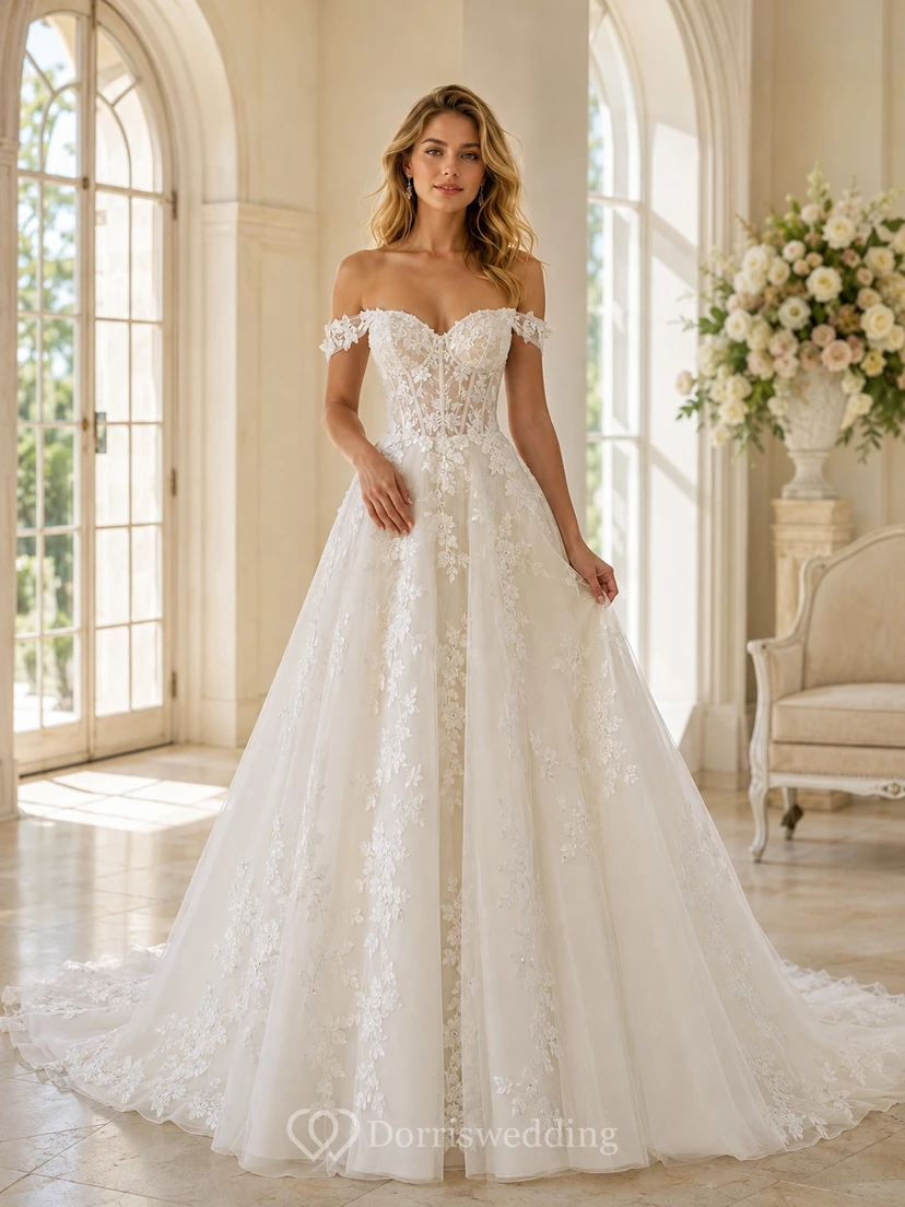 Robe de mariée champêtre en tulle et dentelle perlée, épaules dénudées, manches courtes, coupe trapèze, traîne chapelle, ornée d'appliqués floraux.
