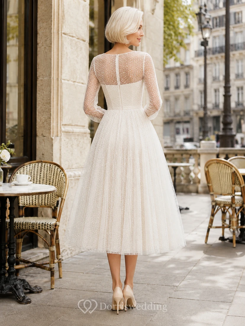 Robe de mariée civile modeste, longueur thé, en tulle et dentelle à pois, style bateau parisien, manches longues, coupe trapèze, style bateau parisien view 2