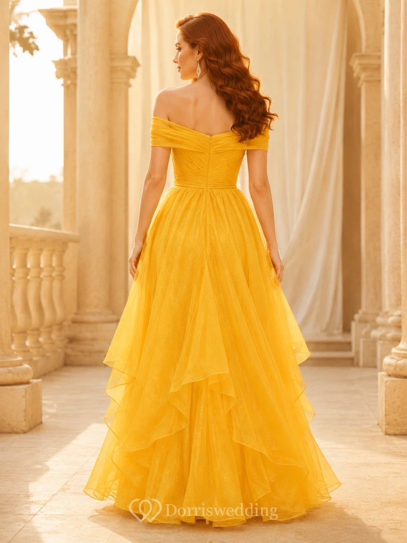 Vestido de noche romántico dorado de tul con hombros descubiertos, manga corta y corte en A asimétrico. view 2