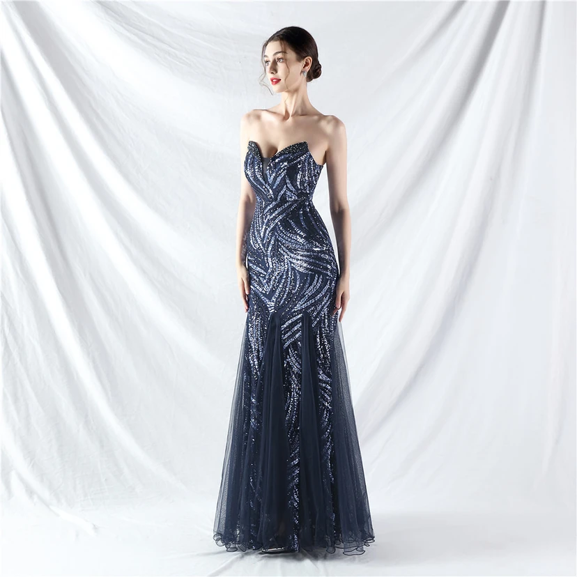 Schwer gearbeitetes, perlenbesetztes Abendkleid aus Netzgewebe mit superdichter Paillettenbesatz view 12