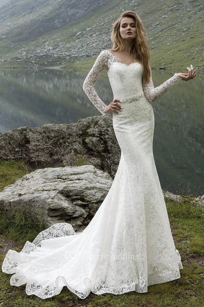 Vestido tubo largo de encaje con escote en V bajo en la espalda y detalles de cristal, de manga larga y largo hasta el suelo.