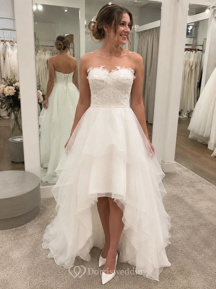 Robe de mariée en mousseline à dos lacé et décolleté asymétrique, ornée de volants et de superpositions view 6