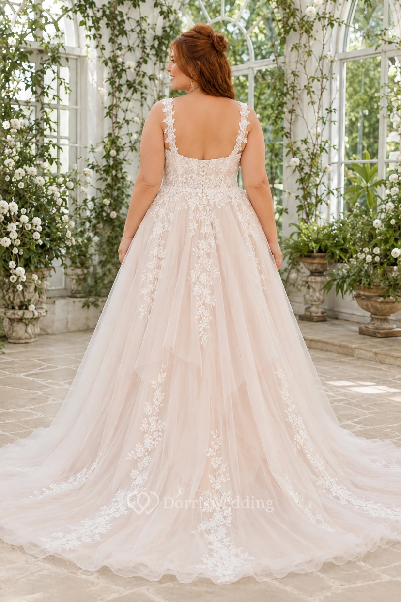 Robe de mariée grande taille à bretelles spaghetti en dentelle, coupe trapèze, avec jupe en tulle à volants. view 2