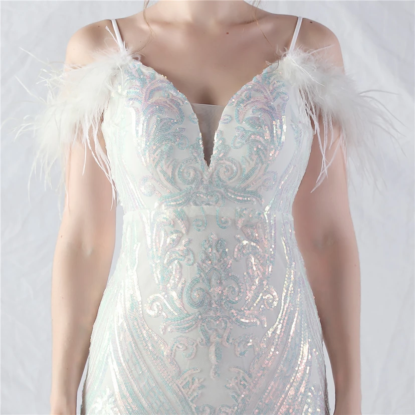 Robe de danse artisanale en filet rigide orné de plumes d'autruche, de perles et de fleurs, confectionnée en maille. view 17