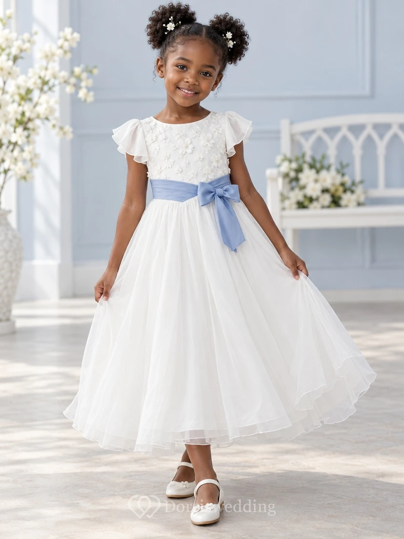 Vestido de niña de flores blanco, sencillo, de corte A, con tul, mangas con volantes y largo hasta los tobillos, con fajín azul.
