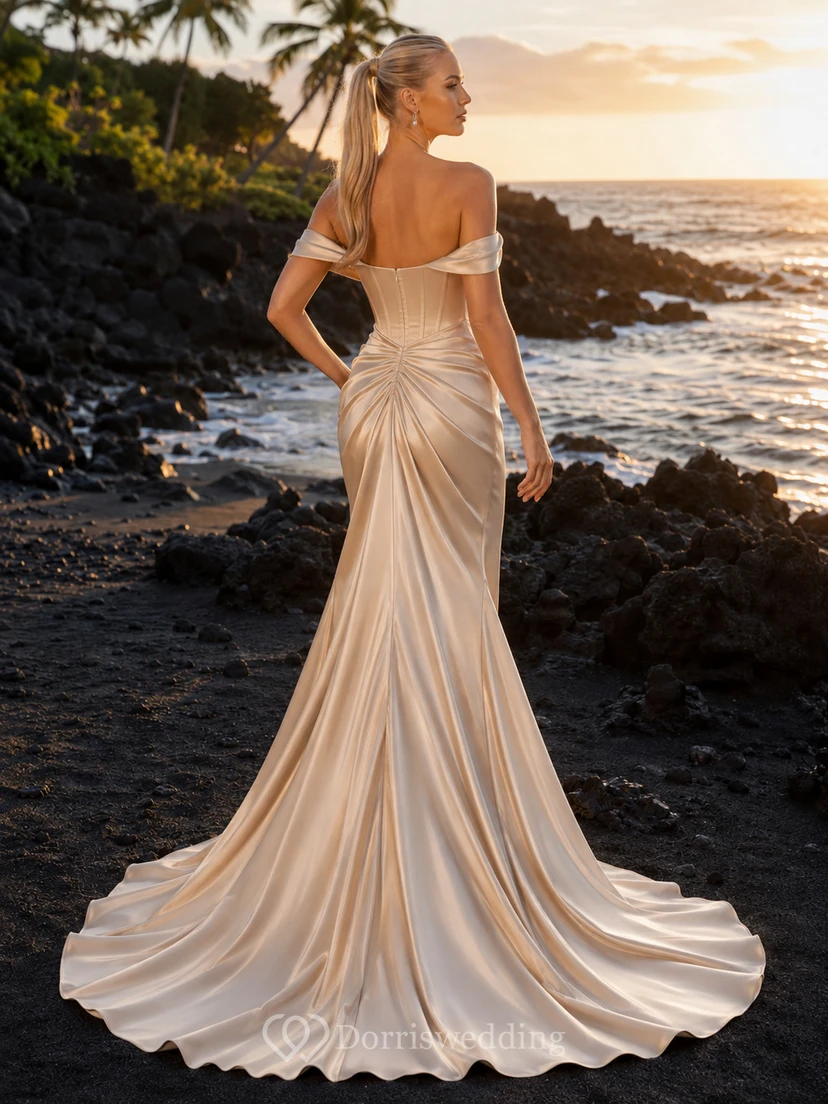 Robe de mariée sirène en satin drapé champagne à épaules dénudées pour un coucher de soleil de destination view 2