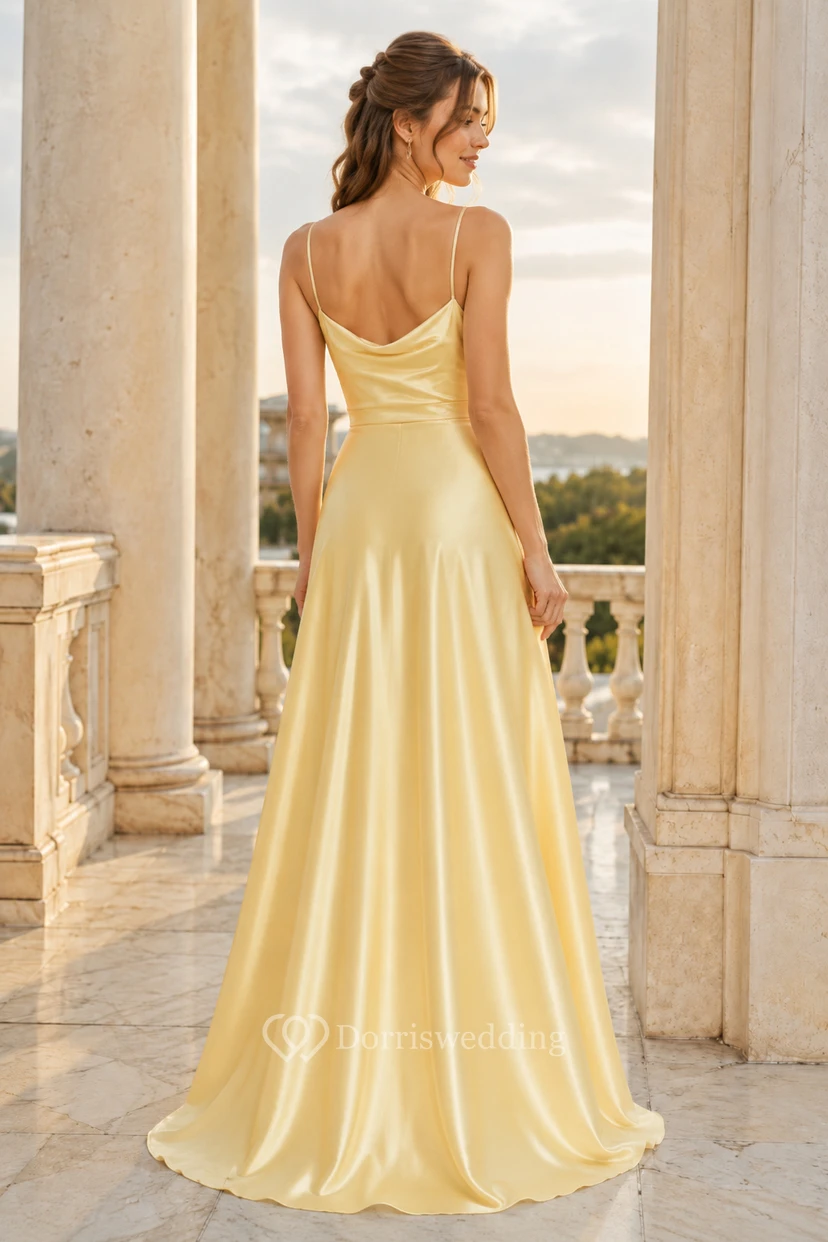 Robe de soirée en satin jonquille, coupe trapèze, col bénitier, sans manches, drapée, longueur au sol view 2