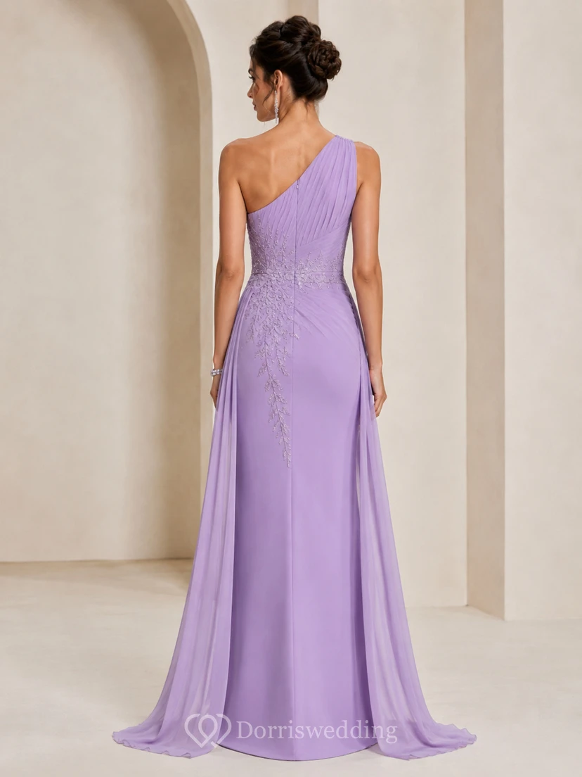 Robe de soirée fourreau en dentelle, asymétrique, sans manches, ornée d'appliqués et drapée, longueur au sol. view 2
