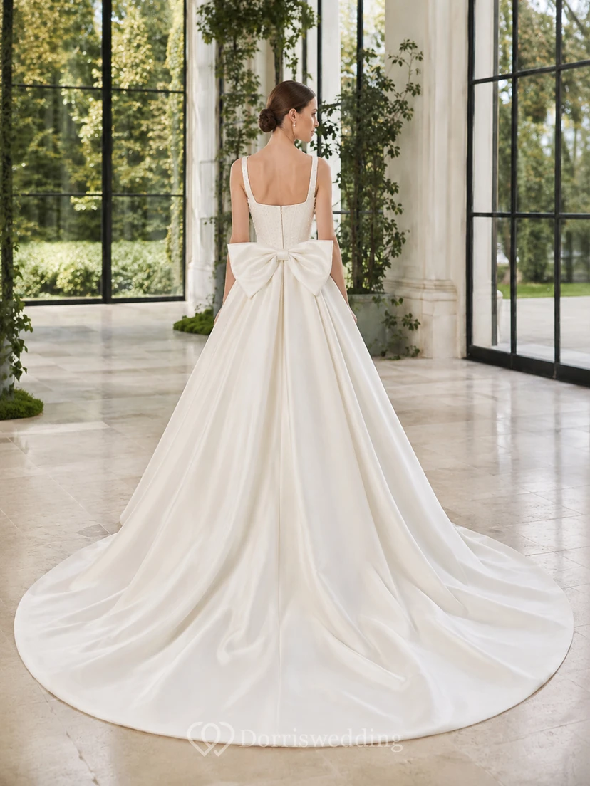 Robe de bal moulante en satin à bretelles carrées, sans manches, avec traîne chapelle et nœud décoratif, style vintage. Robe de mariée de style ancien. view 2