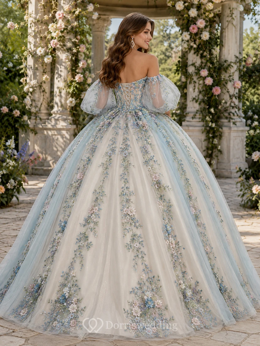Robe de bal de princesse Quinceañera blanche et bleue à fleurs, épaules dénudées et manches bouffantes, style jardin enchanté view 2