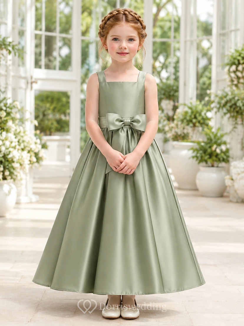 Schlichtes A-Linien-Kleid aus Satin mit Schleife, Rundhalsausschnitt, wadenlangem Rock und Schleifendetail.