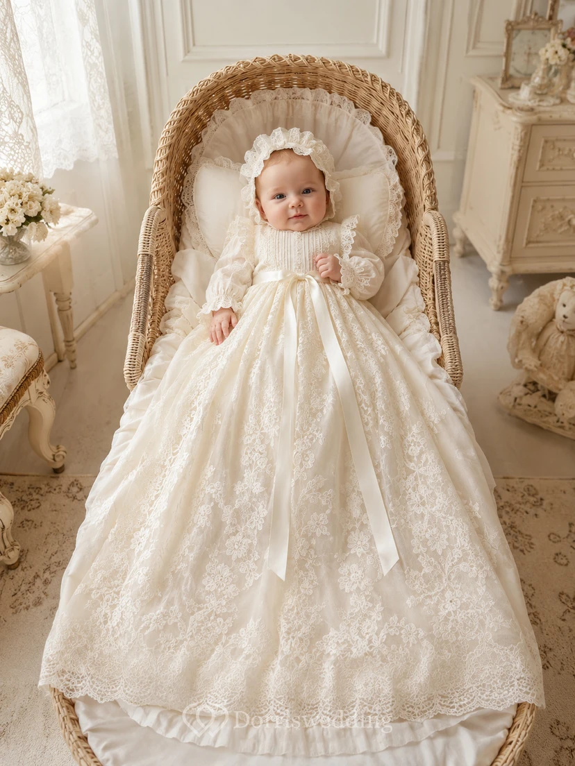 Vestido de bautizo estilo clásico color champán, corte en A, largo hasta el suelo, cuello alto, manga corta, tul, encaje, fajín, lazo, botones en la espalda.