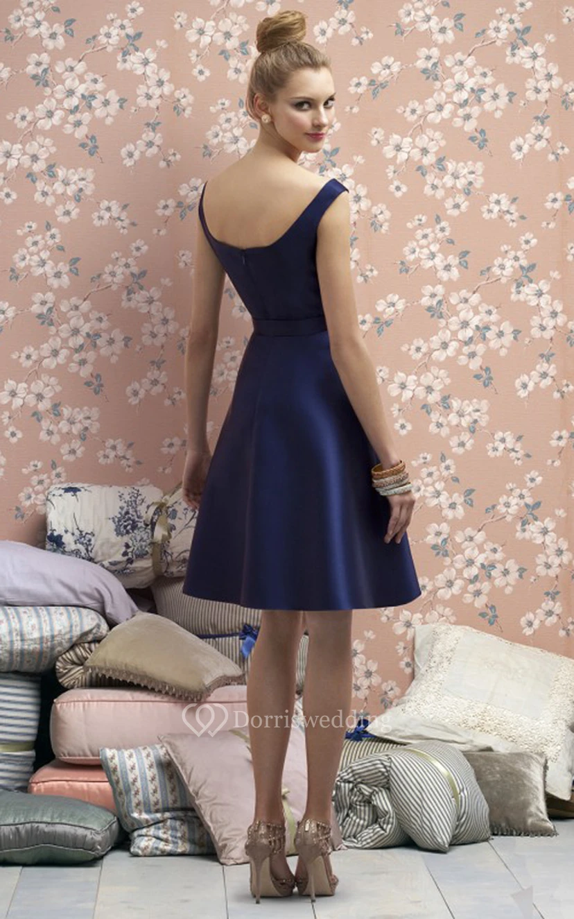 Robe de demoiselle d'honneur élégante en satin bleu clair, longueur genou, décolleté rond, longueur genou view 2