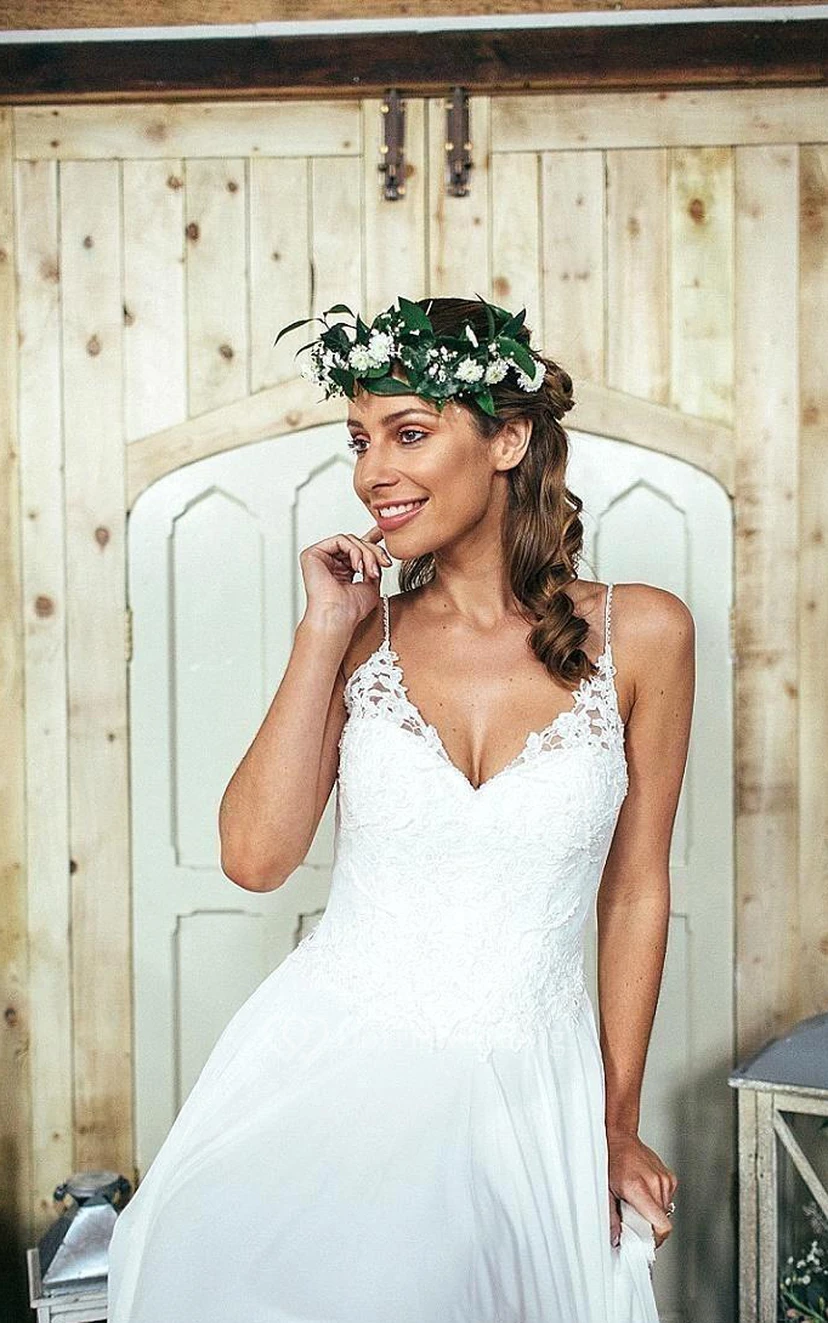 Robe trapèze à fines bretelles spaghetti, décolleté en V, plis cloche, traîne, bretelles boutonnées, en mousseline et dentelle view 3