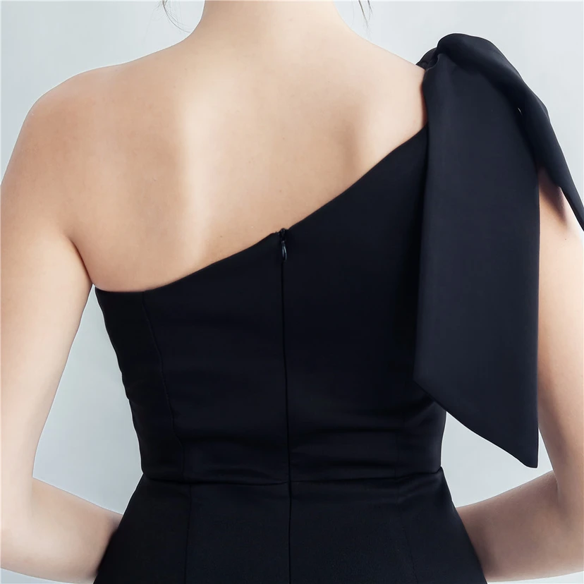 Elegantes Abendkleid aus Spitze mit Strassbesatz, Perlenverzierungen, schräger Schulterpartie, römischem Kragen und Seitenschlitz view 7