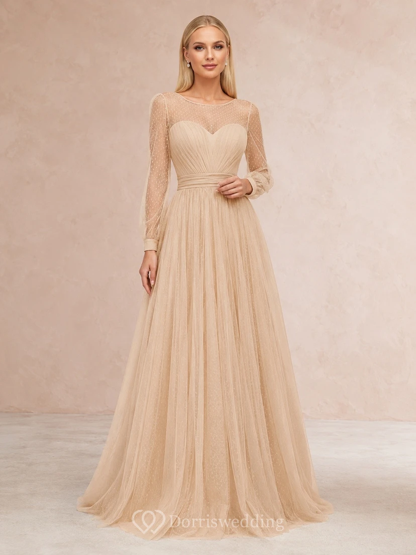 Elegante vestido de noche largo hasta el suelo de tul color champán con escote corazón y mangas largas.