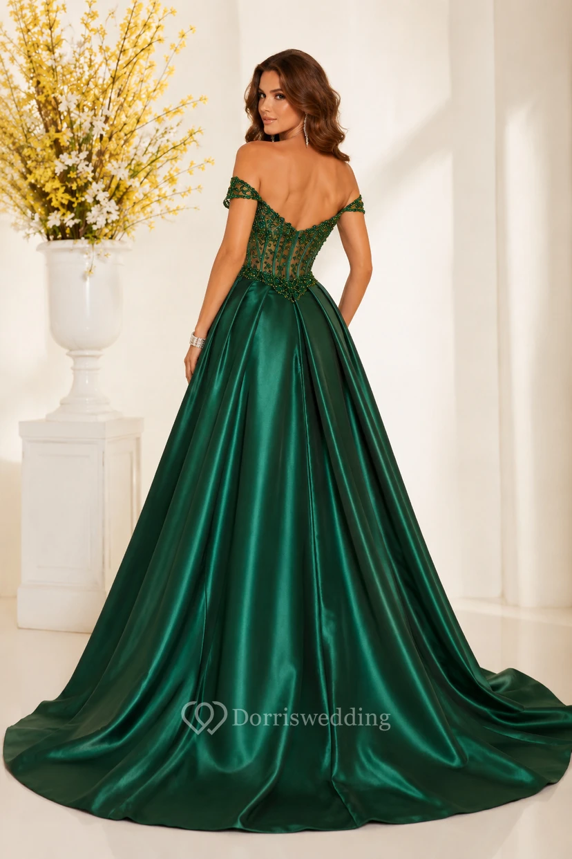 Vestido de gala de satén verde oscuro con hombros descubiertos, corpiño de corsé de encaje y abertura frontal. view 2