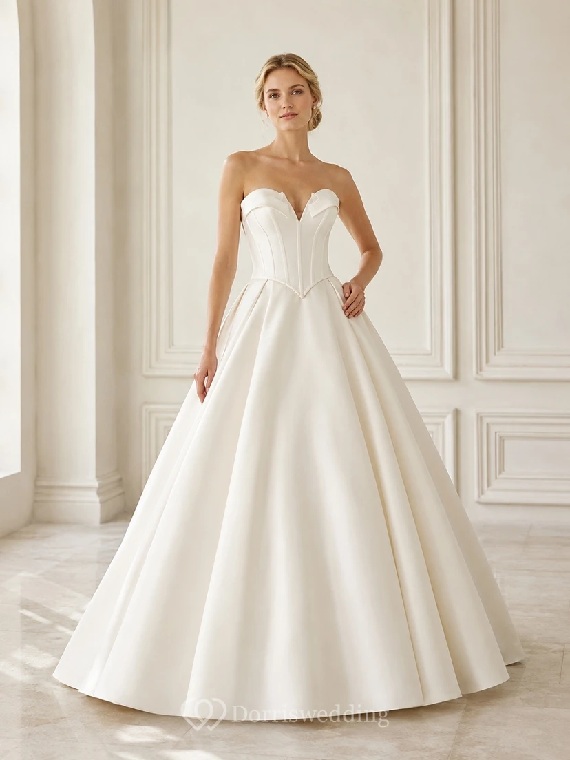 Vestido de novia sencillo de satén con corsé escultural sin tirantes y corte princesa.