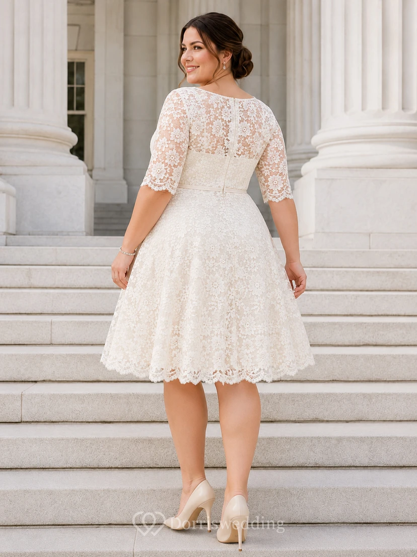 Robe de mariée vintage grande taille à col en V festonné, manches mi-longues en dentelle, coupe trapèze, longueur genou, idéale pour une cérémonie civile. view 2