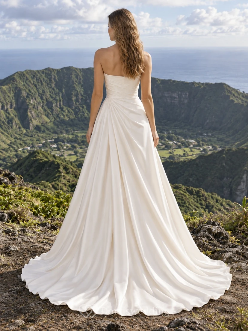 Schlichtes, trägerloses Brautkleid aus Satin mit seitlichem Schlitz, Drapierung und Schleppe view 2
