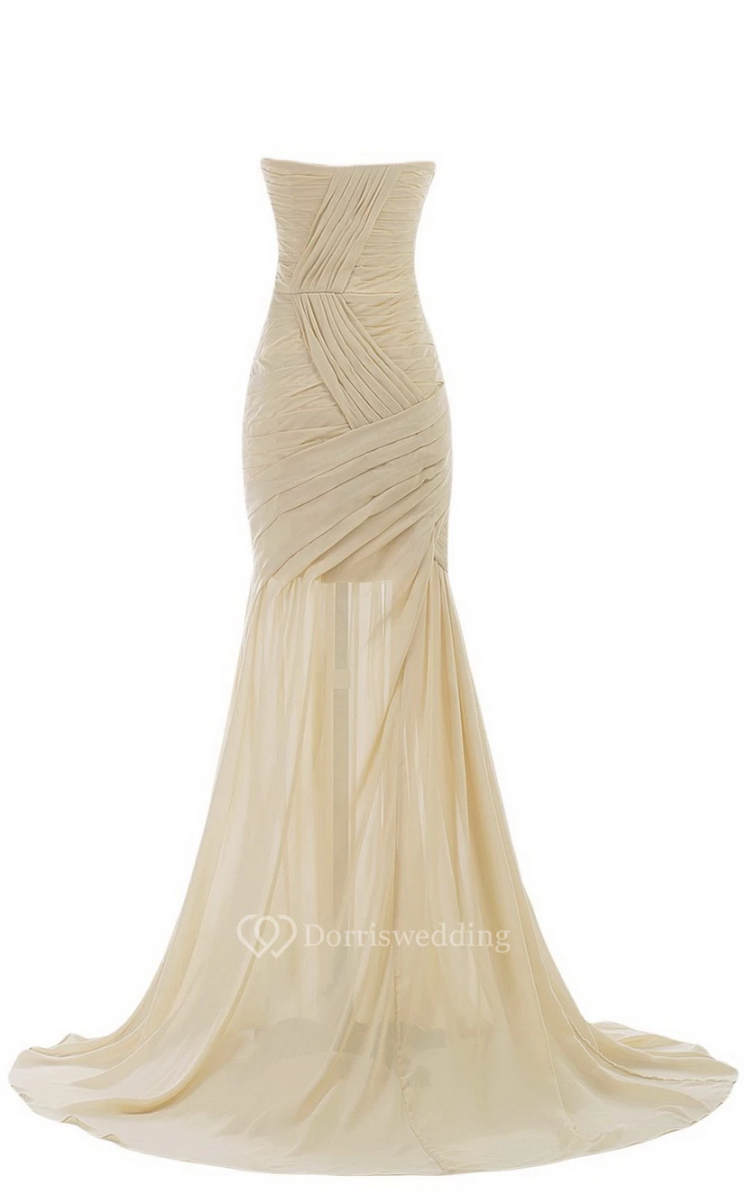 Vestido de novia con escote corazón, cola larga, fruncido y abalorios. view 12