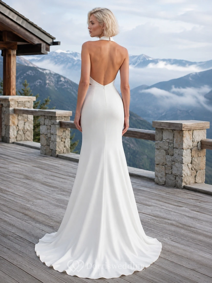 Vestido de novia sencillo de corte sirena con escote alto, espalda descubierta y cola larga, de satén, ideal para fugas románticas. view 2