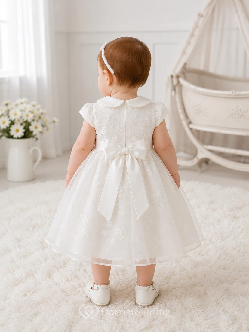 Taufkleid mit abgerundetem Kragen, A-Linie, kurzen Ärmeln aus Baumwolltüll und Schleife am Rücken view 2