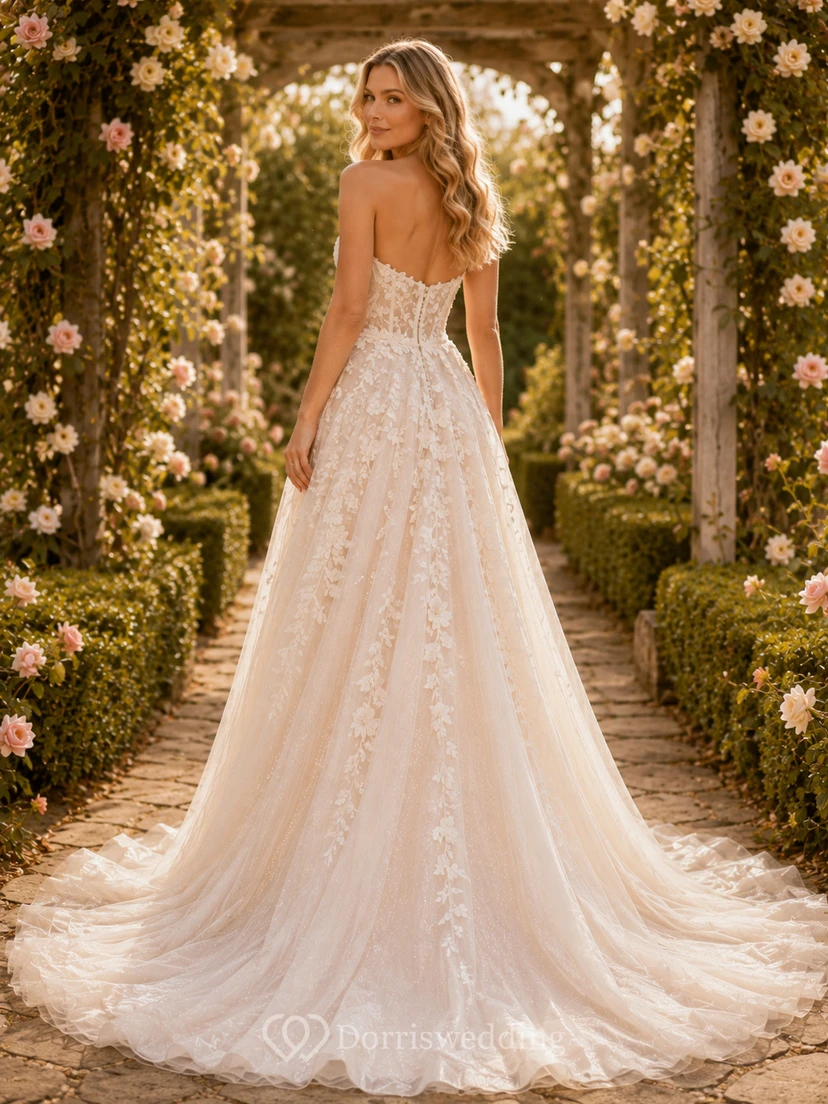 Champagnerfarbenes, trägerloses Brautkleid aus Tüll mit floralen Applikationen view 2