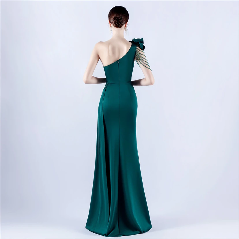 Vestido de noche de satén plisado con hombros descubiertos y escote alto, bordado a mano con cuentas y flores, para mujer. view 20