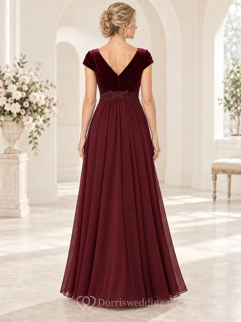 Vestido de terciopelo burdeos para la madre de la novia, corte imperio, largo hasta el suelo, escote en V, mangas cortas y detalles de pedrería. view 2