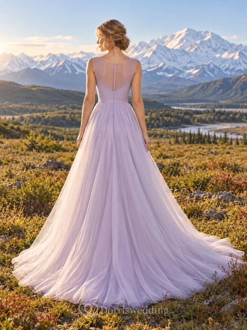 Vestido de novia sencillo de tul lavanda, corte A, escote barco, sin mangas, fruncido y cola. view 2