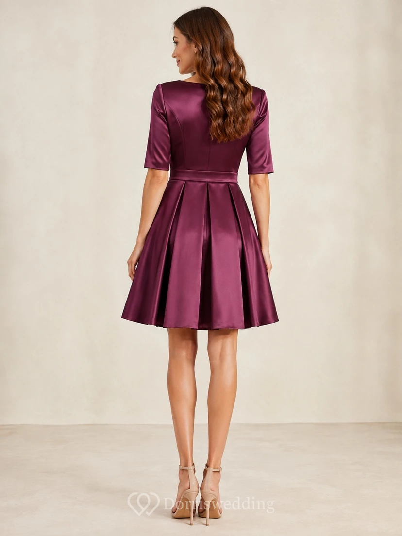 Robe de bal courte plissée en satin prune, col bateau, manches mi-longues et coupe trapèze view 2