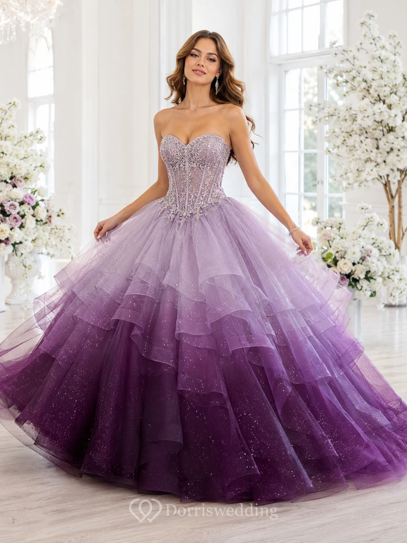 Vestido de princesa de quinceañera sin tirantes, con capas de tul brillante y efecto degradado en tonos lila y ciruela