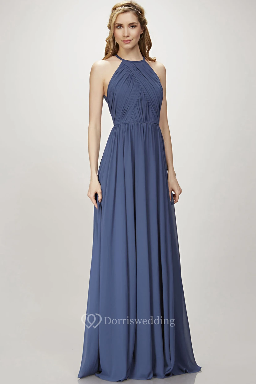 Robe de demoiselle d'honneur bleue en mousseline de soie, coupe trapèze, dos nu plissé, sans manches, avec décolleté en A et dos en forme de goutte.