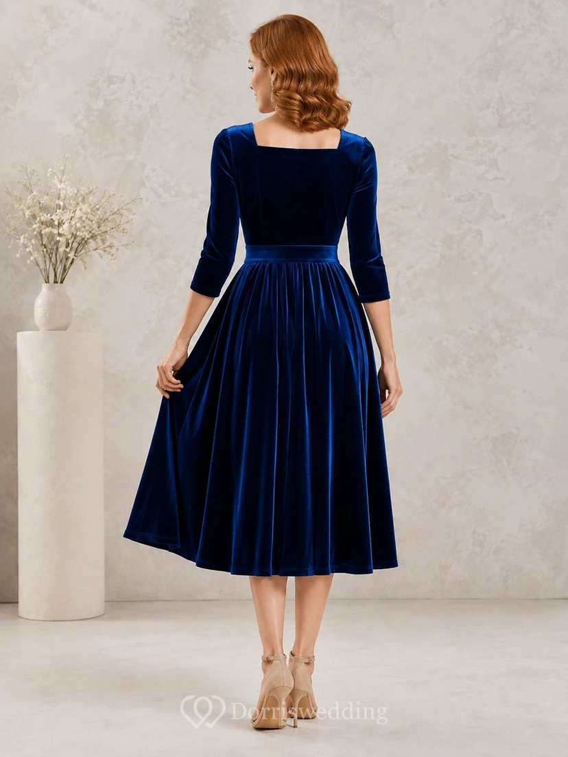 Vestido vintage de terciopelo azul marino oscuro con escote cuadrado, manga tres cuartos y corte en A, largo hasta la rodilla. view 2