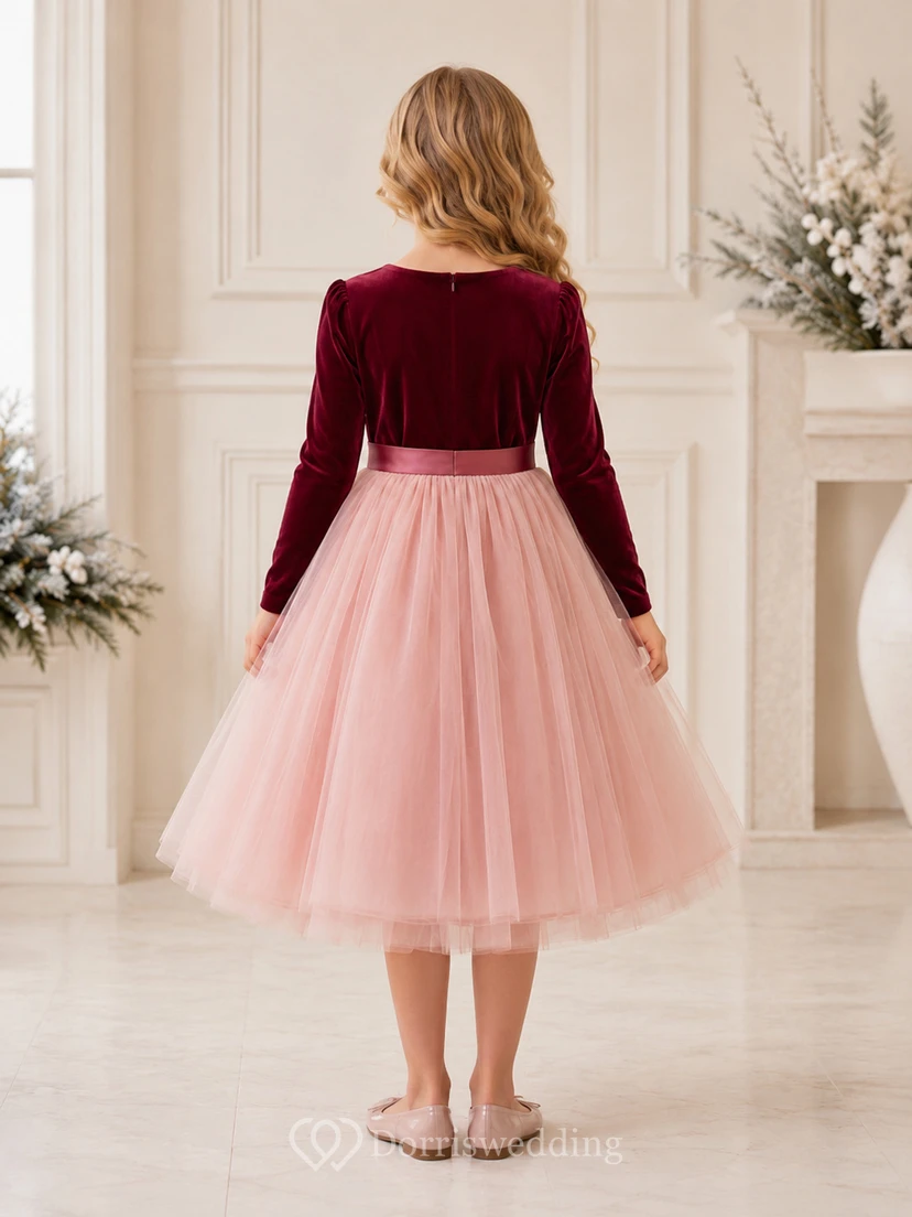 Robe élégante de demoiselle d'honneur d'hiver en velours bordeaux et tulle, longueur thé, coupe trapèze, manches longues et col rond. view 2