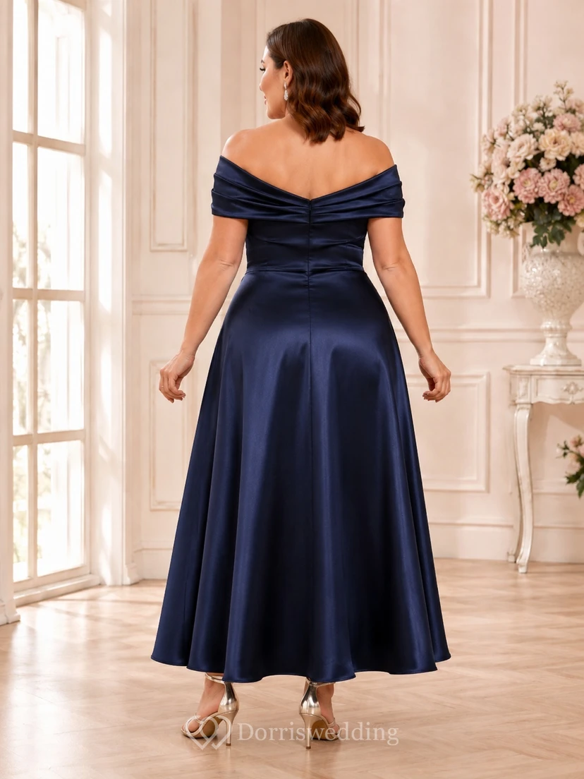 Robe de soirée grande taille bleu marine foncé en satin, coupe trapèze, épaules dénudées, longueur cheville, idéale pour les invitées. view 2
