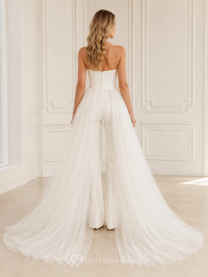 Minimalistischer Braut-Jumpsuit aus Satin-Tüll, trägerlos, mit Herzausschnitt und Schleppe view 2