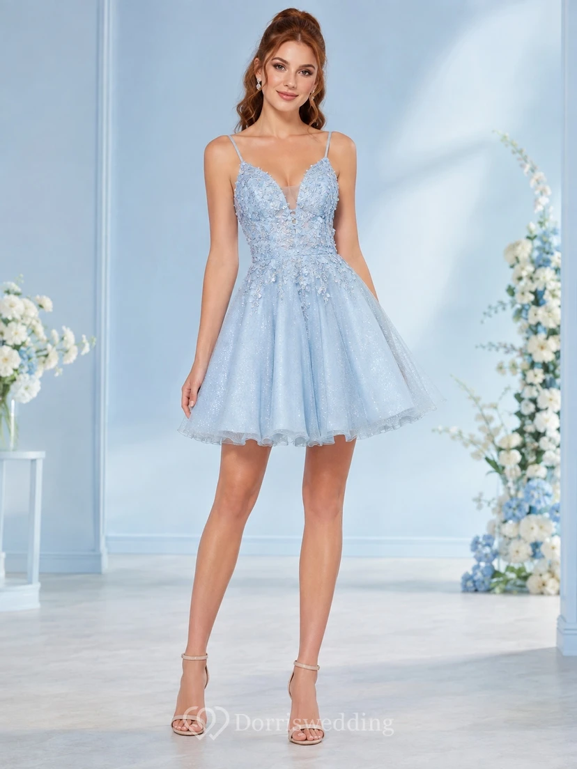 Hellblaues A-Linien-Minikleid aus Tüll mit Herzausschnitt, glitzerndem Oberteil und weich ausgestelltem Rock.