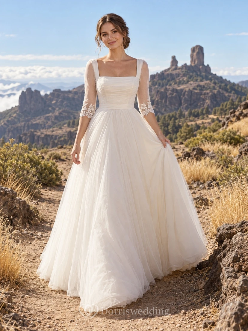 Vestido de novia romántico con escote cuadrado, corte en A, encaje, mangas cortas y cola de tul.