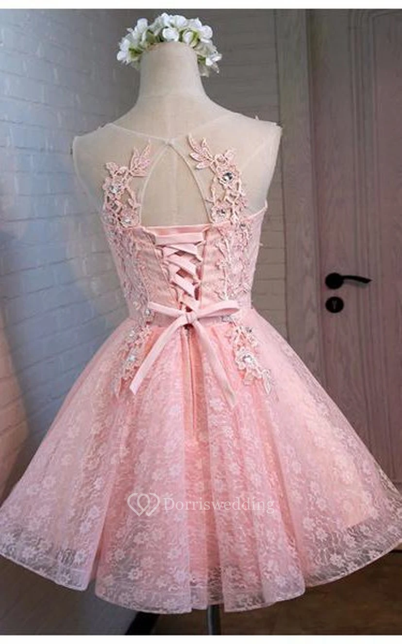 Kurzes, ärmelloses A-Linien-Spitzenkleid mit Applikationen und Rundhalsausschnitt view 2