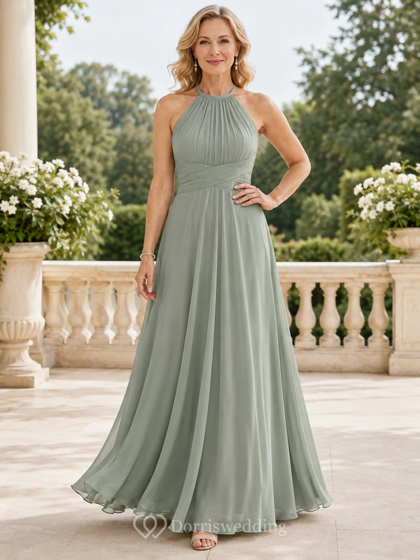 Elegantes, bodenlanges A-Linien-Chiffonkleid in Salbeigrün für die Mutter der Braut mit plissiertem Neckholder-Ausschnitt, juwelenbesetzter Taille und offenem Rücken.