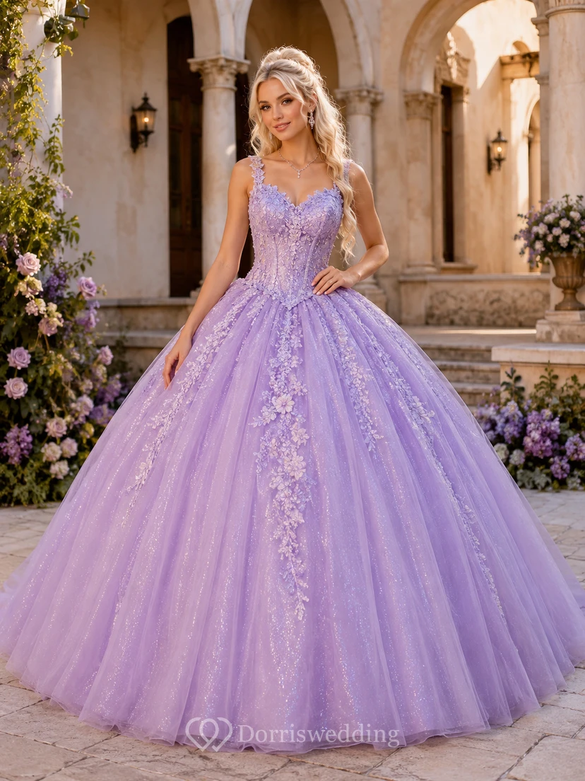 Robe de bal de princesse lavande à bretelles romantiques, décolleté cœur et dentelle festonnée, idéale pour une quinceañera.