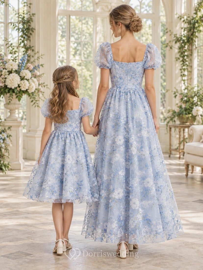 Robe assortie pour la mère, bleu floral, col carré, manches bouffantes, coupe trapèze, col rond. view 2