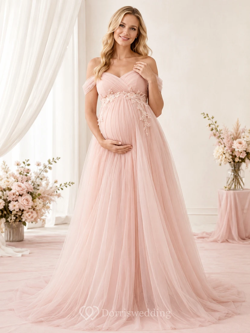 Robe de maternité rose poudré à épaules dénudées en tulle ornée d'appliqués floraux et coupe empire