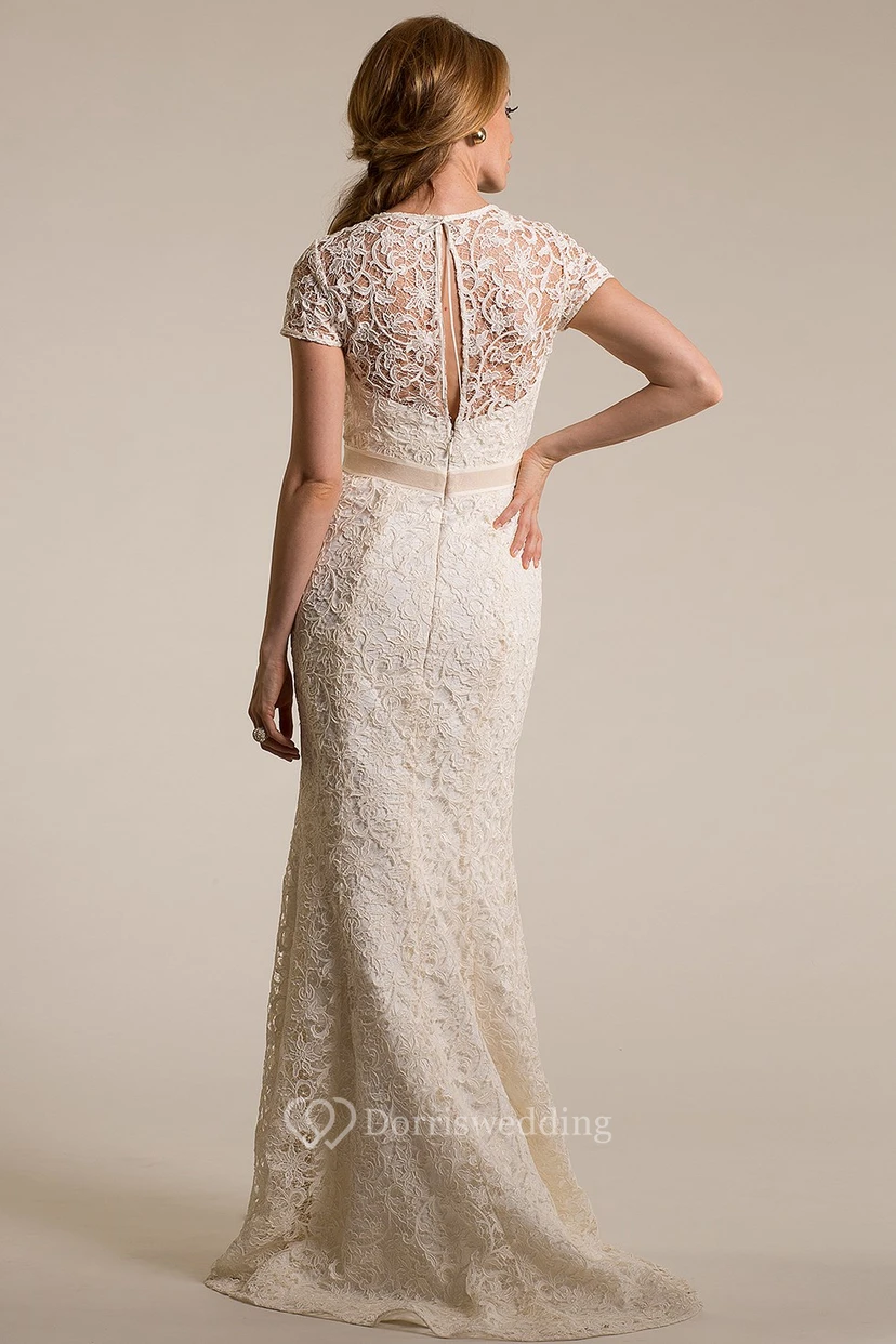 Vestido de novia vintage de encaje con cuello alto y mangas cortas, corte recto y efecto ilusión. view 2