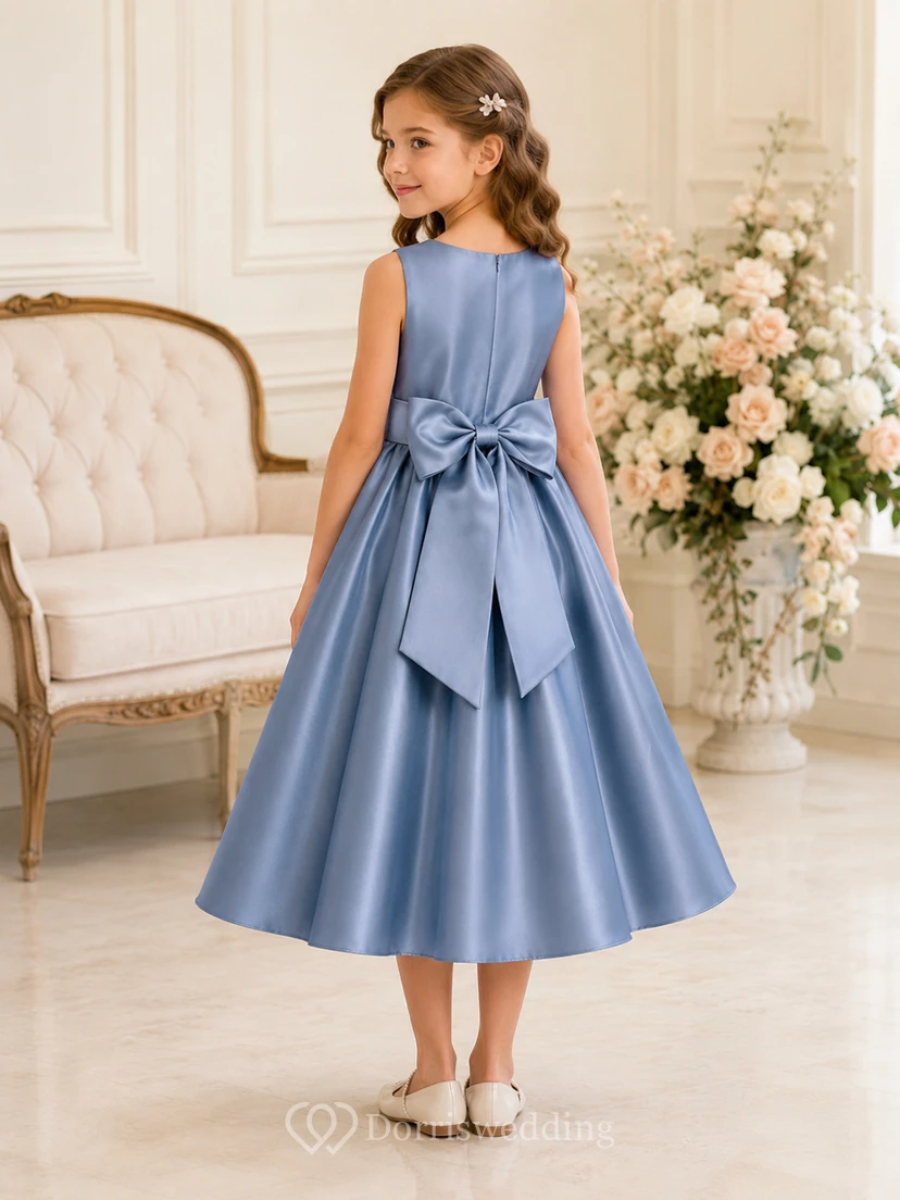 Einfaches, teelanges A-Linien-Kleid im Garten-Blumenmädchen-Stil aus stahlblauem Satin mit Schleife am Rücken und Schmuckkragen view 2